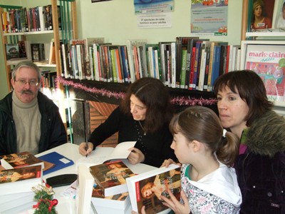 Maryse Morin dédicaçant son livre